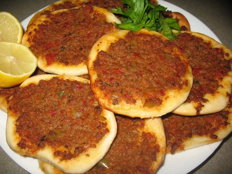 Lajma Bagin (Mini-Pizzas de Carne Molida)