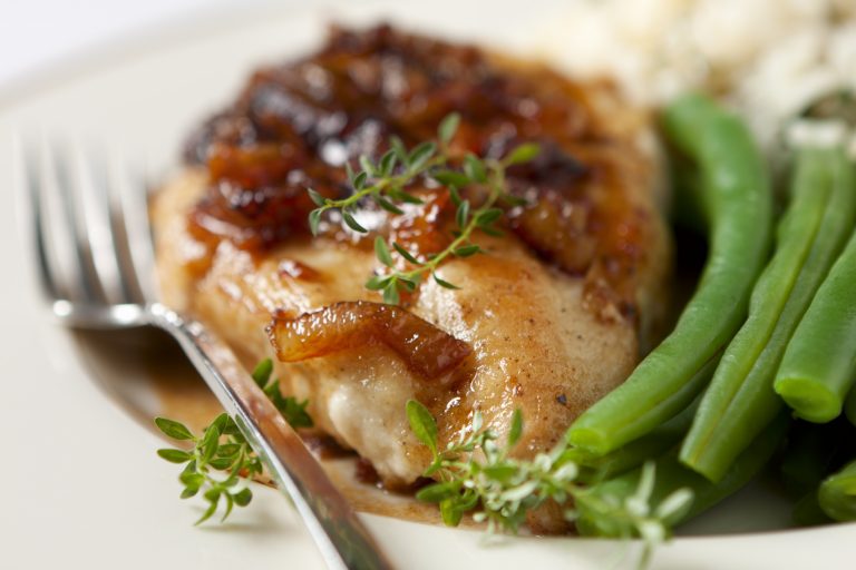 Pollo con Cebollas Caramelizadas