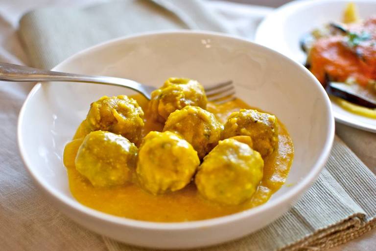 Albondiguitas de Pescado con Salsa de Limón y Huevo