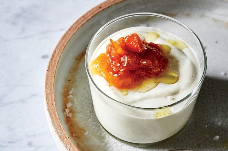Mousse de Almendras con Salsa de Apricot