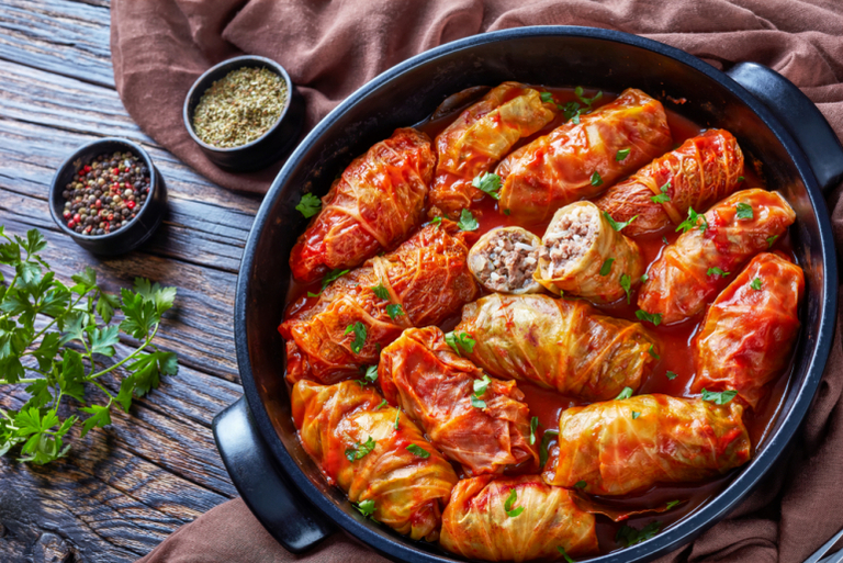 Repollo relleno de Carne en Salsa de Tomate