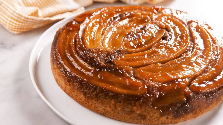 Bizcochuelo con caramelo y bananas