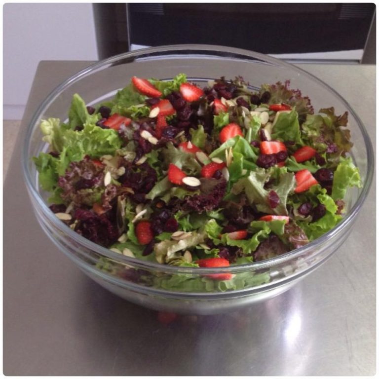 Ensalada de lechuga con fresas y almendras tostadas