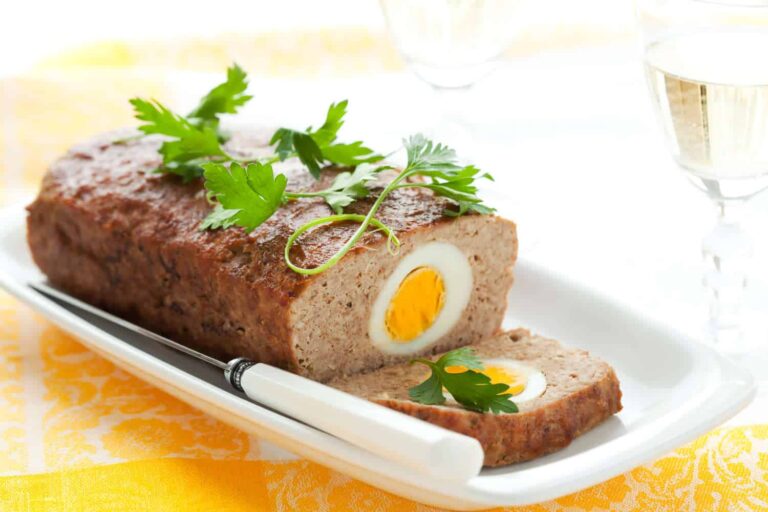 Rollo de carne molida relleno de huevos