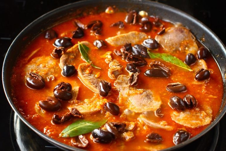 Lengua de res en salsa de tomate y aceitunas