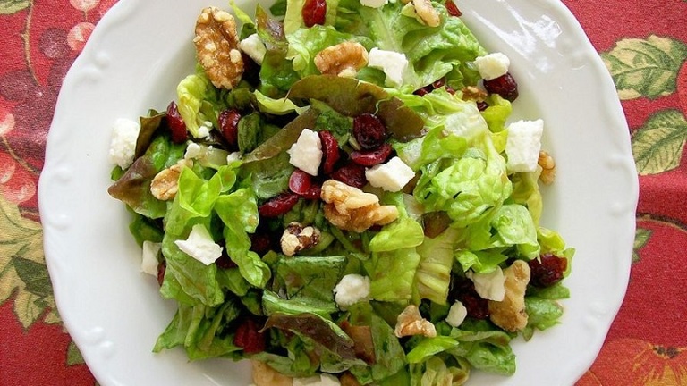 Ensalada de lechuga, Queso Feta y Nueces