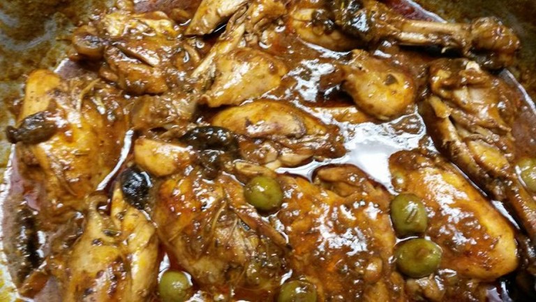 Pollo con ciruela pasa y aceitunas