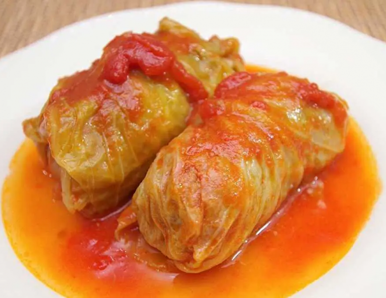Rollitos de col rellenos de carne molida