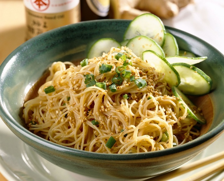 Ensalada de fideos de arroz con pepino