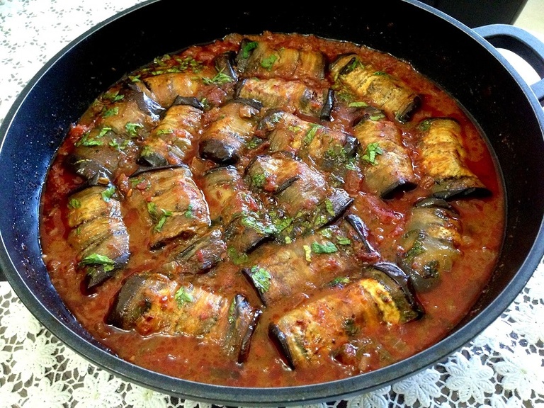 Rollitos de berenjena con carne en salsa de tomate