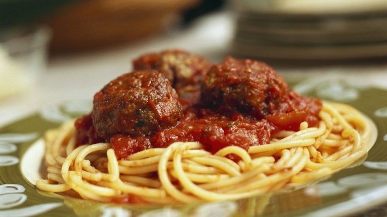 Espaguetis con Albondigas