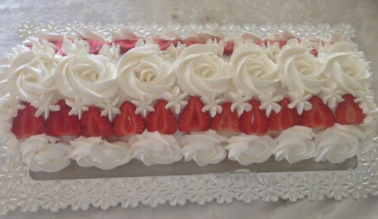 Brazo gitano relleno de crema pastelera y fresas