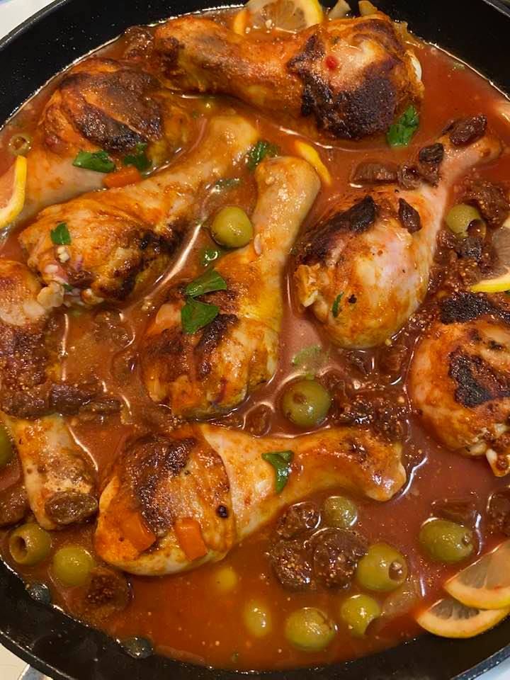 Pollo con aceitunas rellenas de pimiento rojo