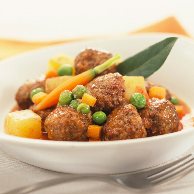 Albondiguitas de Carne con Papitas y Petit Pois