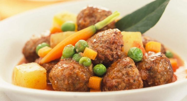Albondiguitas de Carne con Papitas y Petit Pois