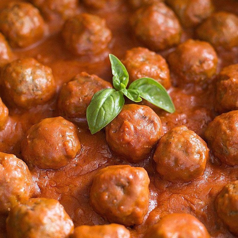Albondigas de pollo con Salsa de cebolla y pimenton
